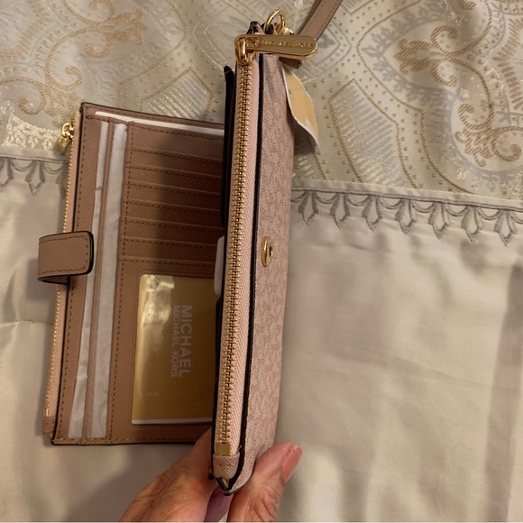 MICHAEL KORS. Jet Set Travel. Double Zip Wristlet 7-8. Fawn/Ballet.